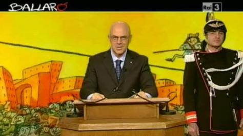 Crozza che imita il presidente Napolitano con il Corazziere 1