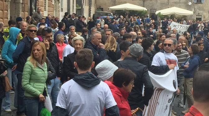 Non c’è più tempo, servono atti ufficiali. Le istituzioni dicano se stanno dalla parte dei cittadini o dalla parte di chi da ventanni sfrutta il territorio.