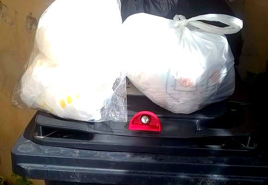 Quei catenacci ai cassonetti sanitari