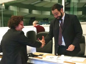 Lucia Vergaglia mentre riceve l'attestato nei finanziamenti diretti all'Europarlamento